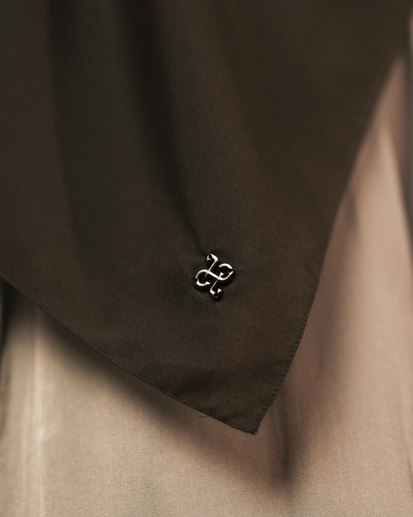 HL Voal Black Iron Logo