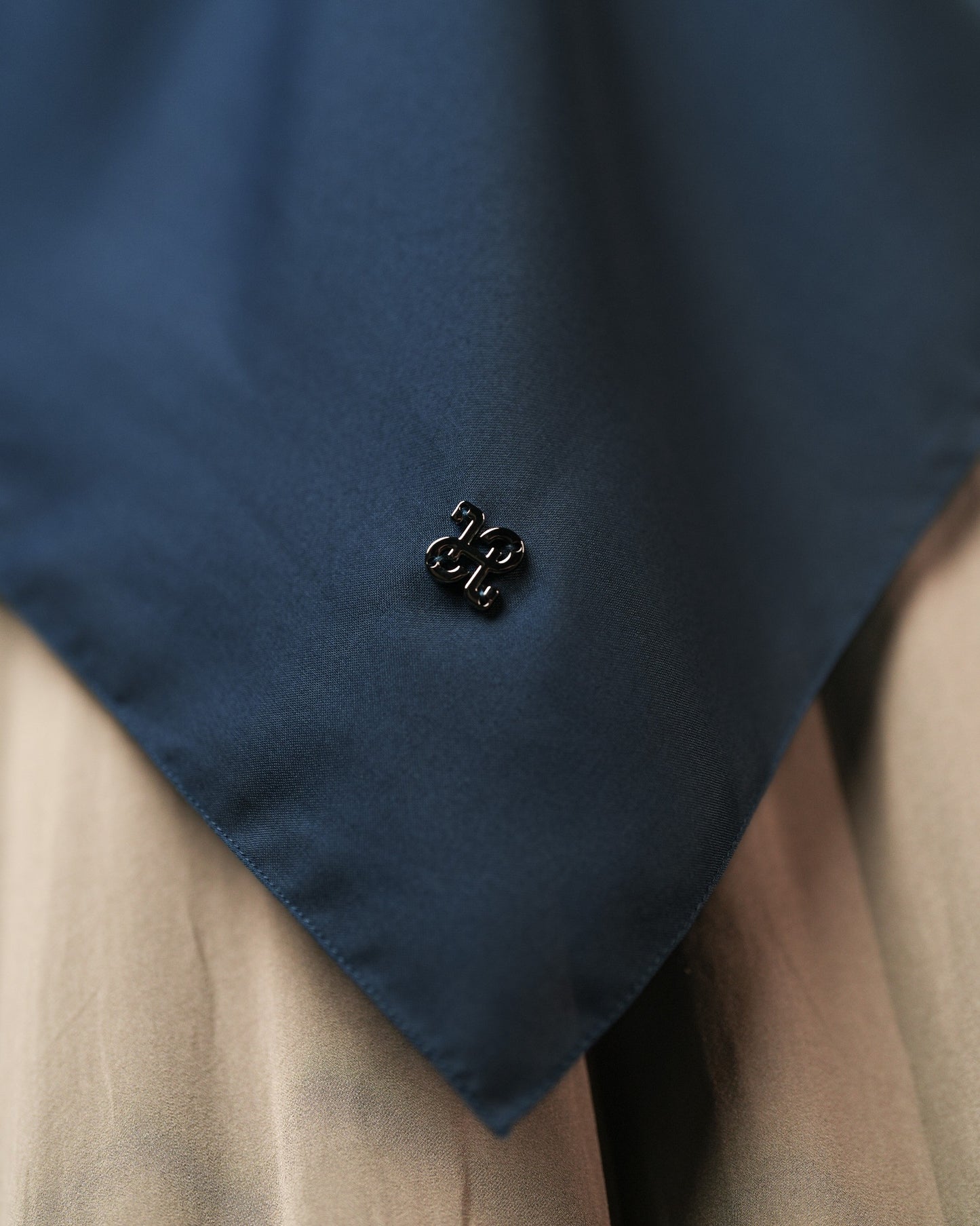 HL Voal Black Iron Logo