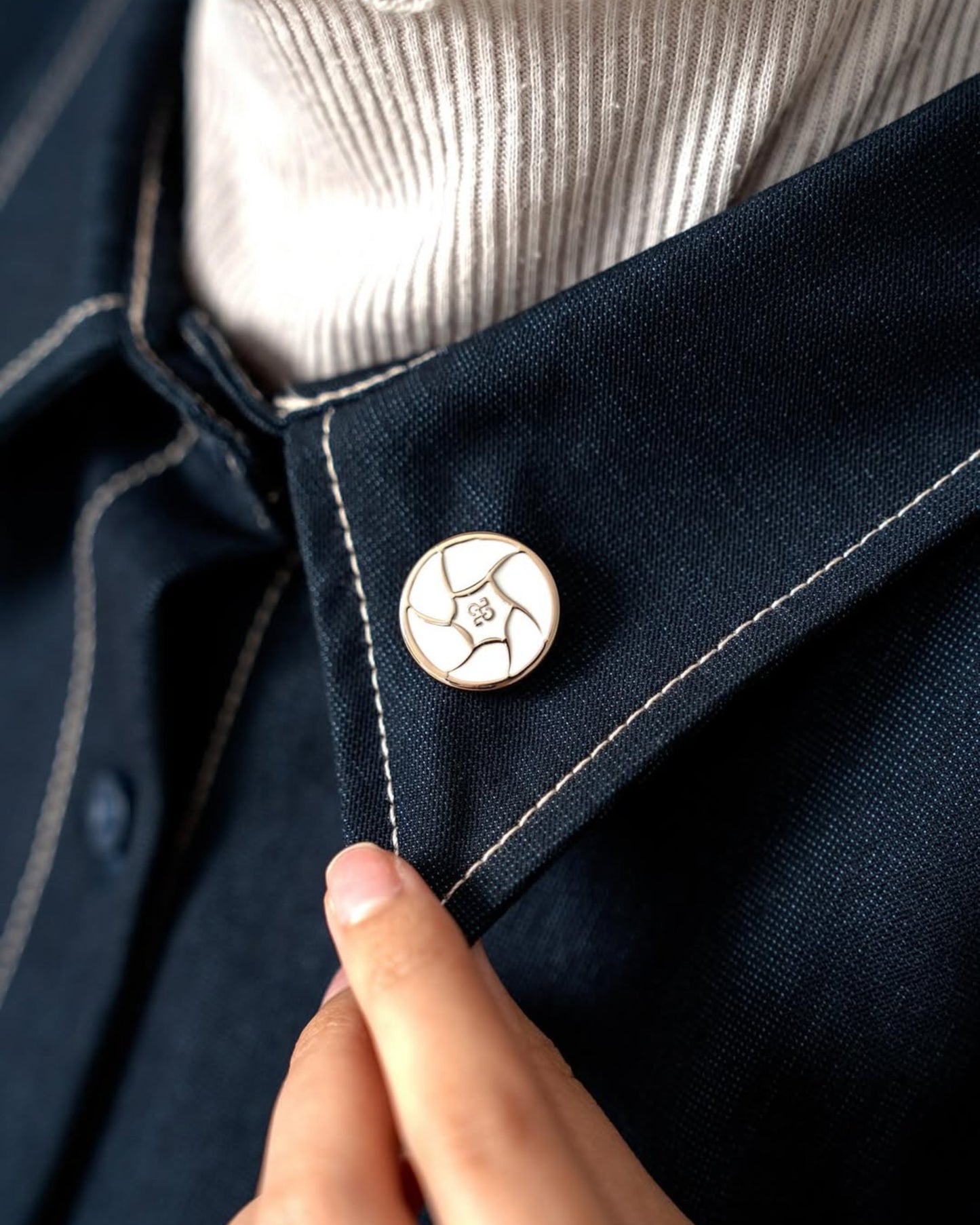 Mini Monochrome Brooch (Isi 2 Pcs)