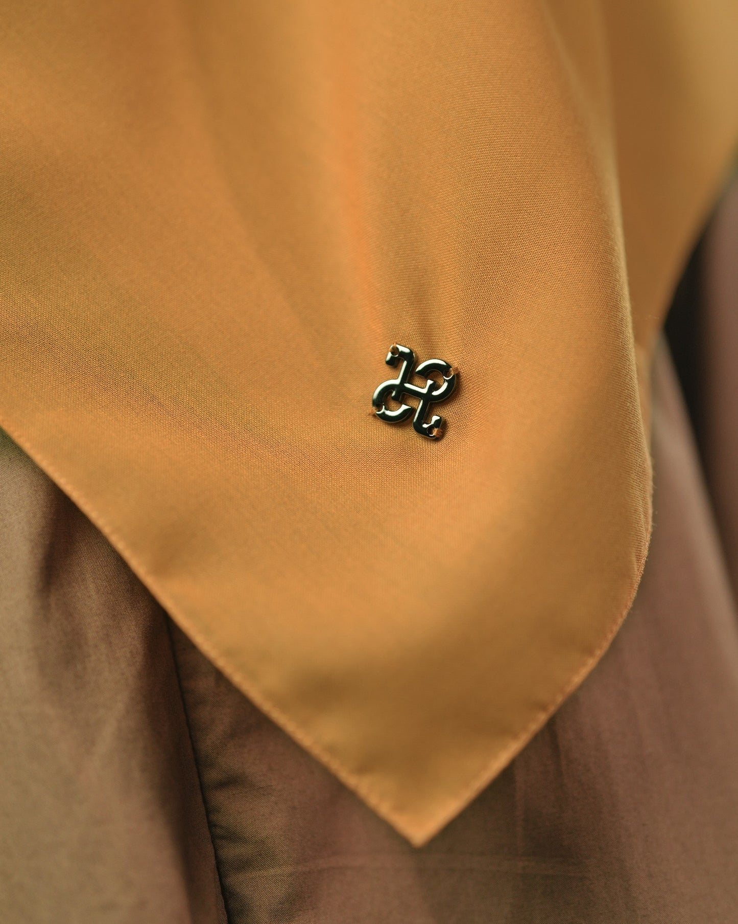 HL Voal Black Iron Logo