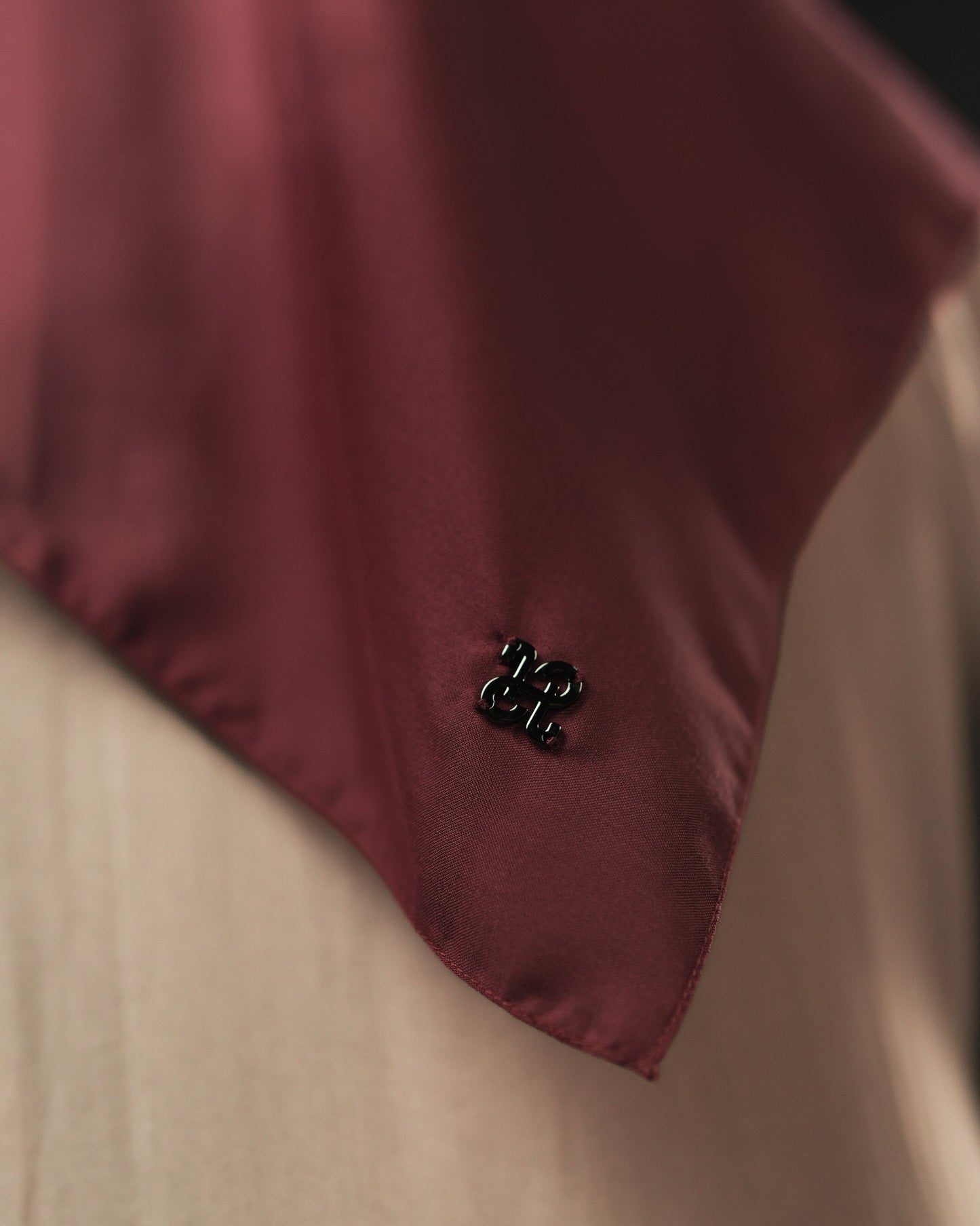 HL Voal Black Iron Logo