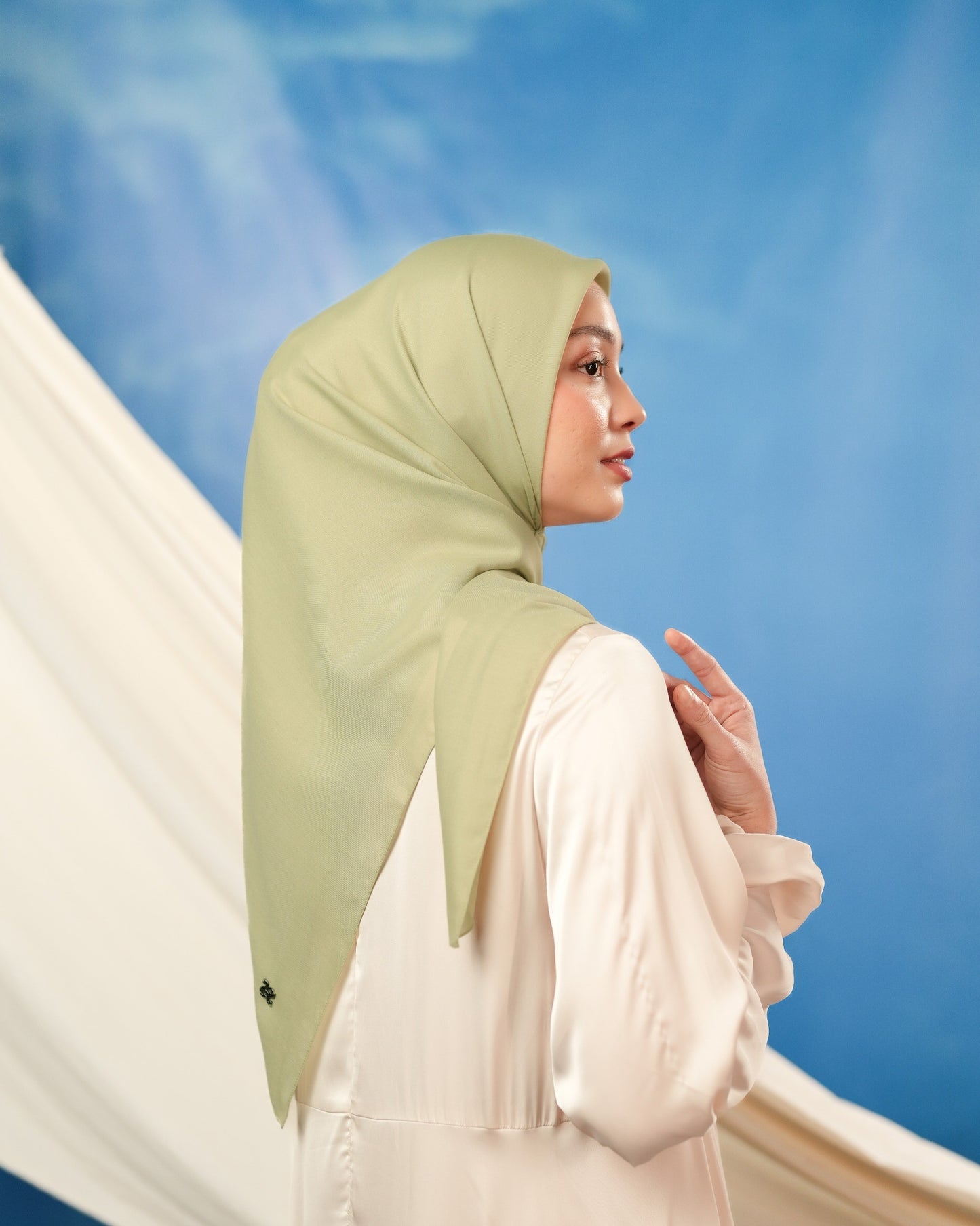 HL Voal Iron Black Logo