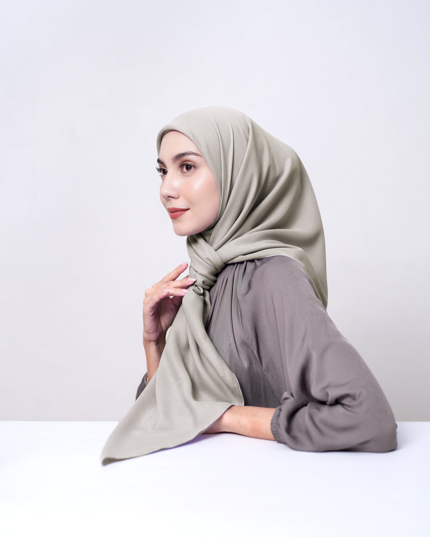 HL Voal Iron Black Logo