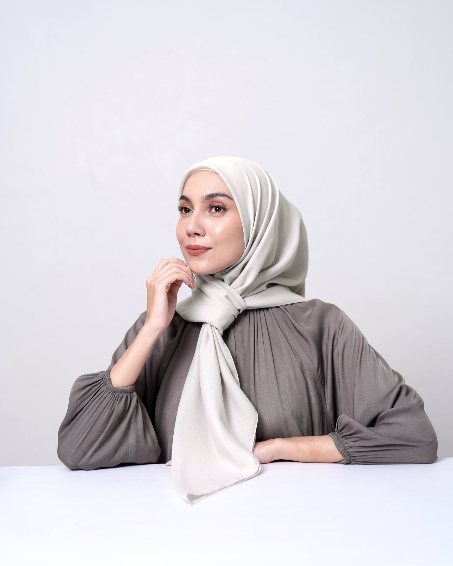 HL Voal Iron Black Logo