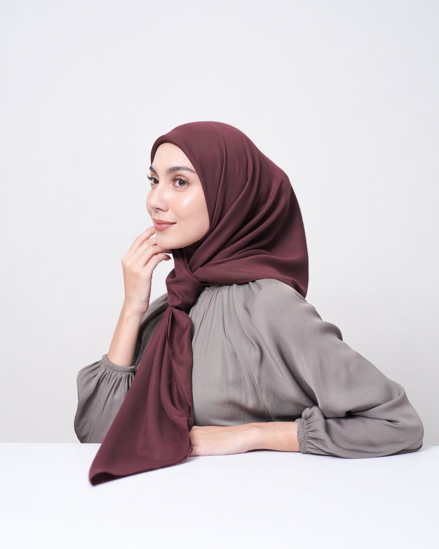 HL Voal Iron Black Logo