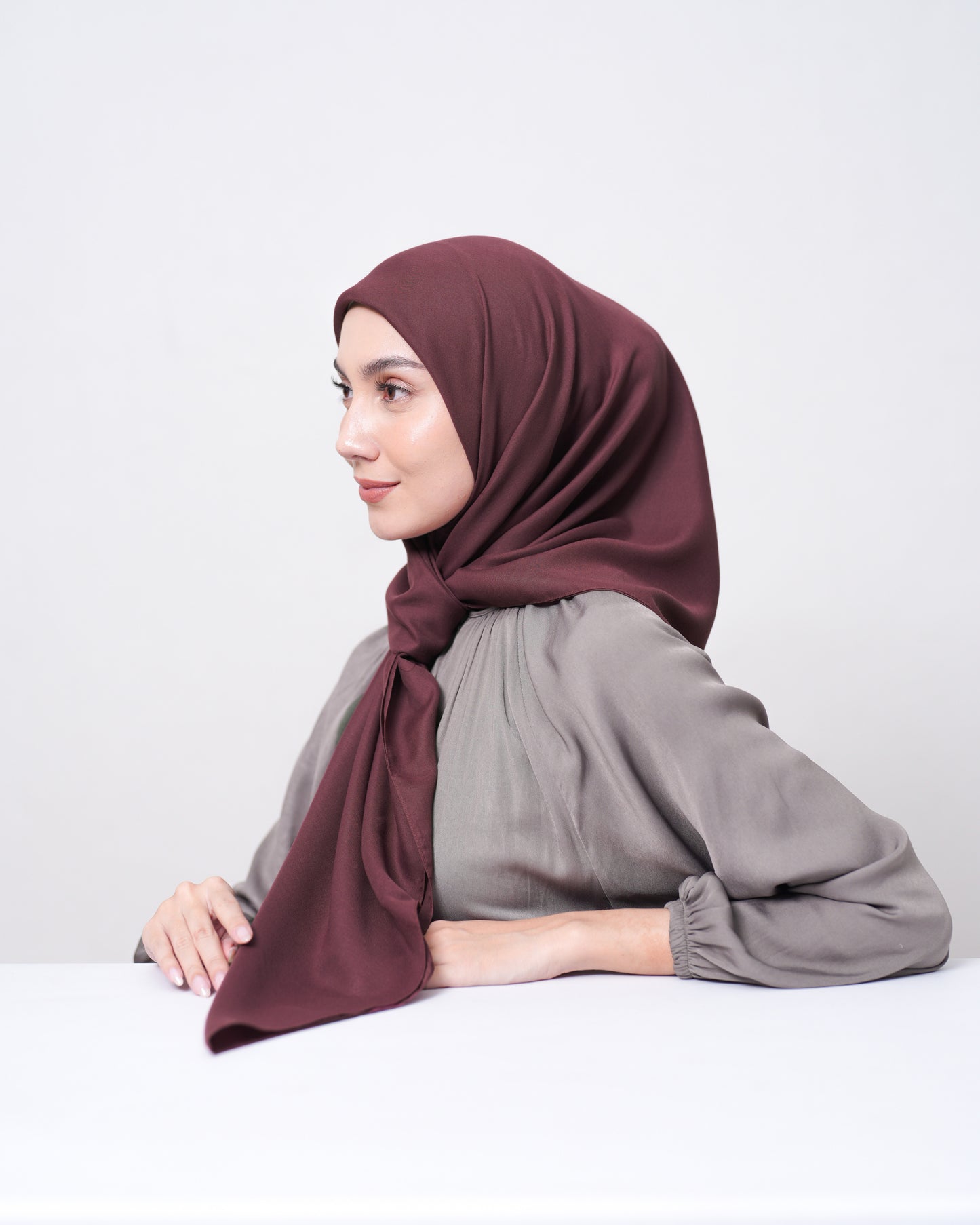 HL Voal Iron Black Logo