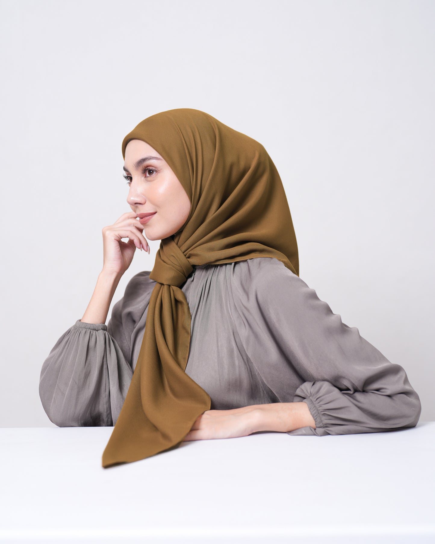 HL Voal Iron Black Logo