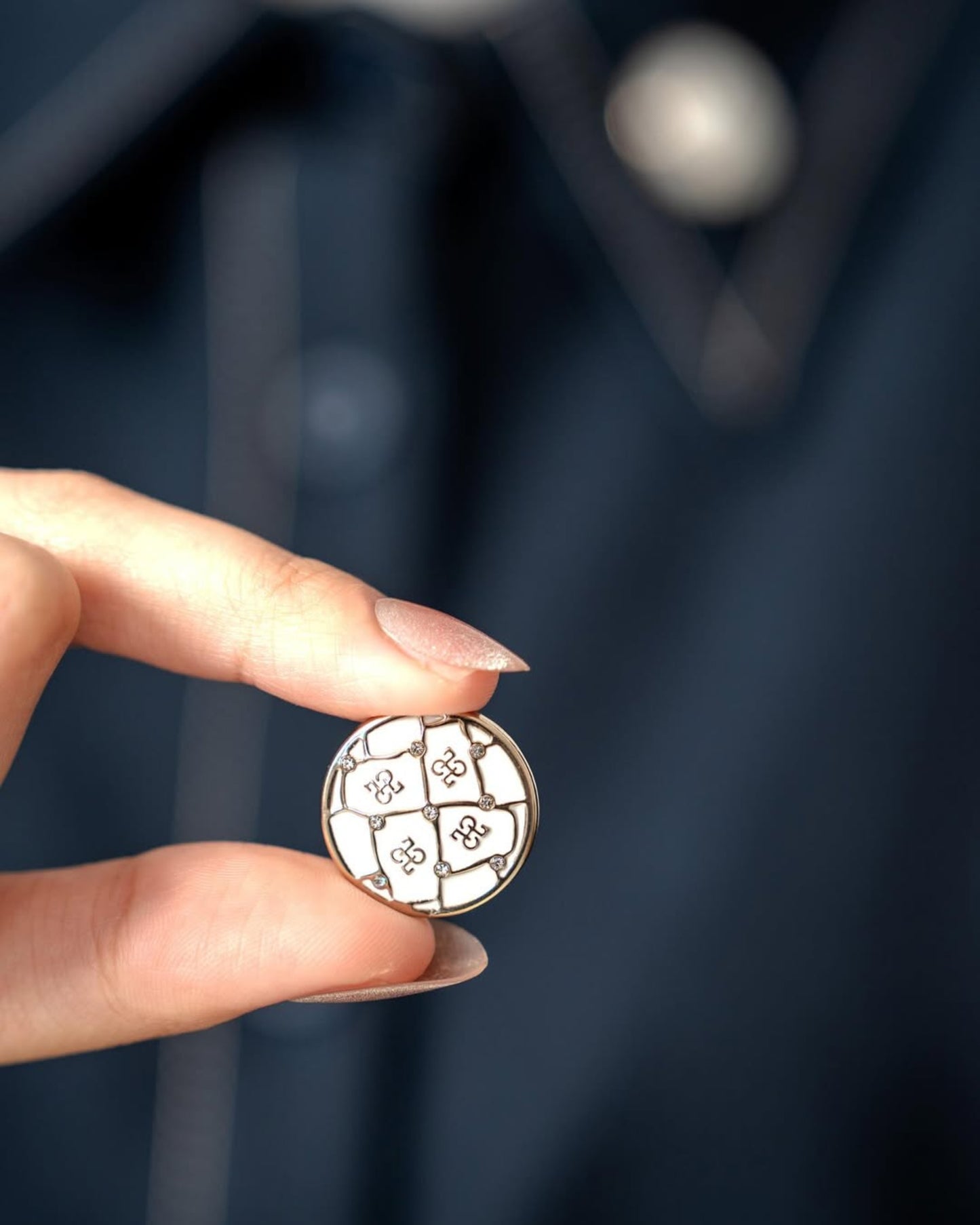 Mini Monochrome Brooch (Isi 2 Pcs)