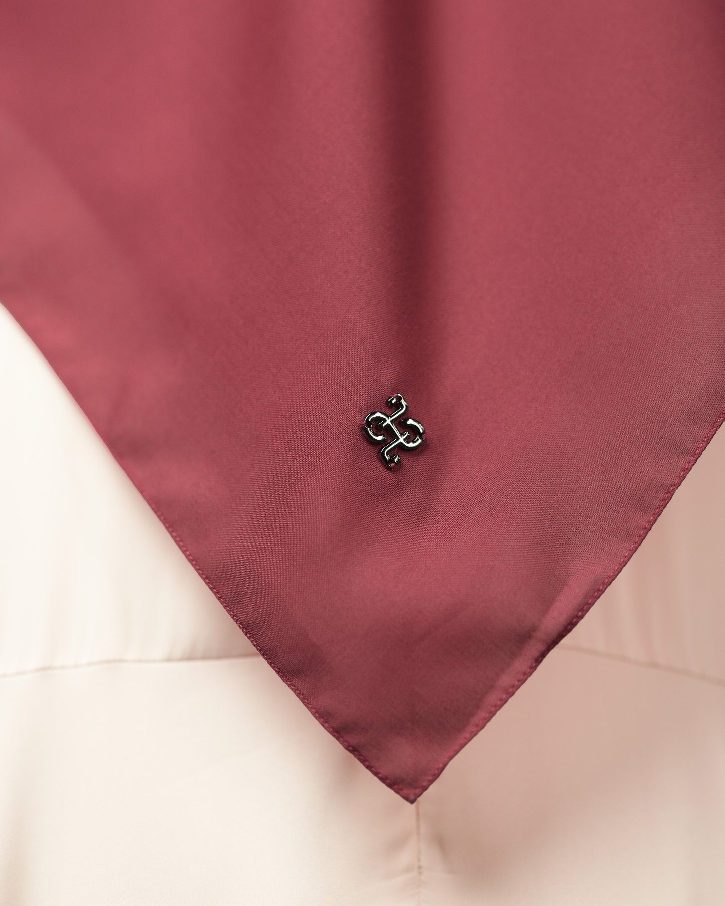 HL Voal Black Iron Logo