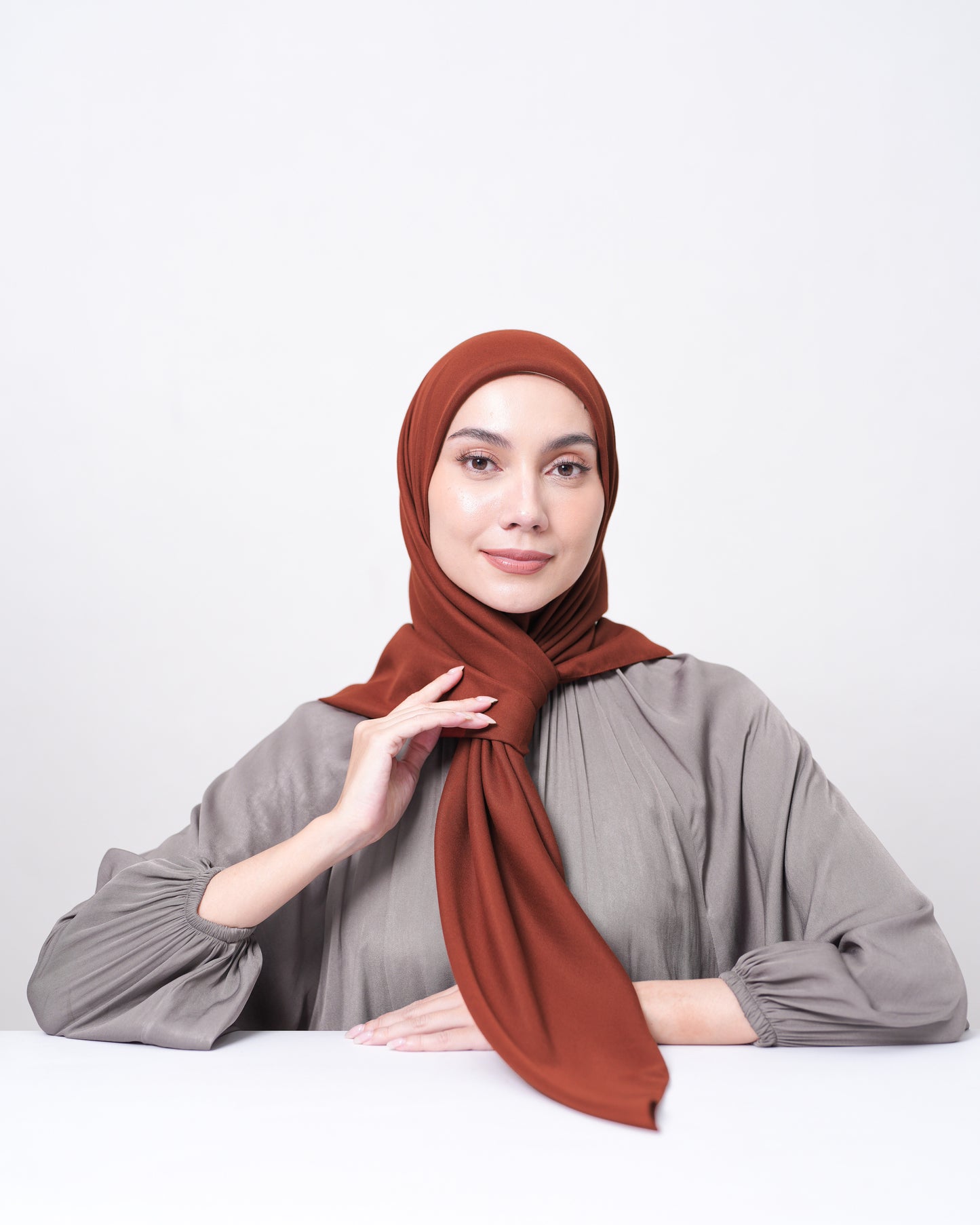 HL Voal Iron Black Logo