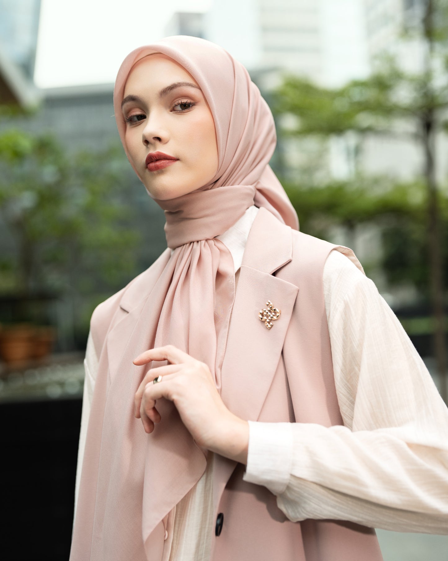 HL Voal Iron Black Logo