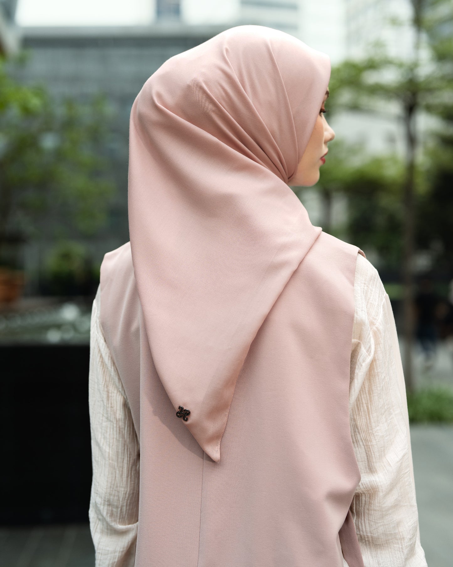 HL Voal Iron Black Logo