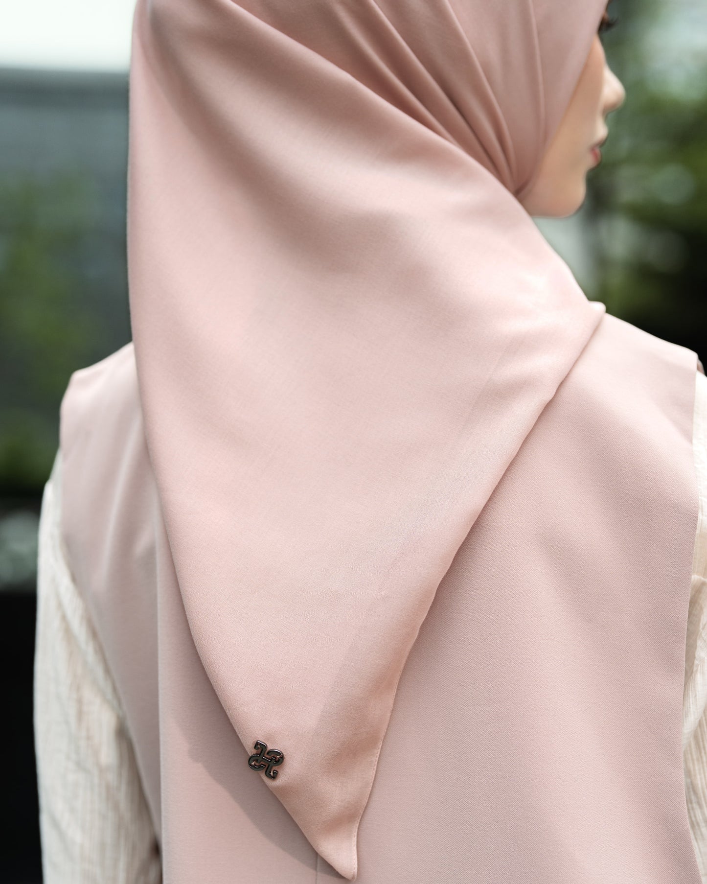 HL Voal Iron Black Logo