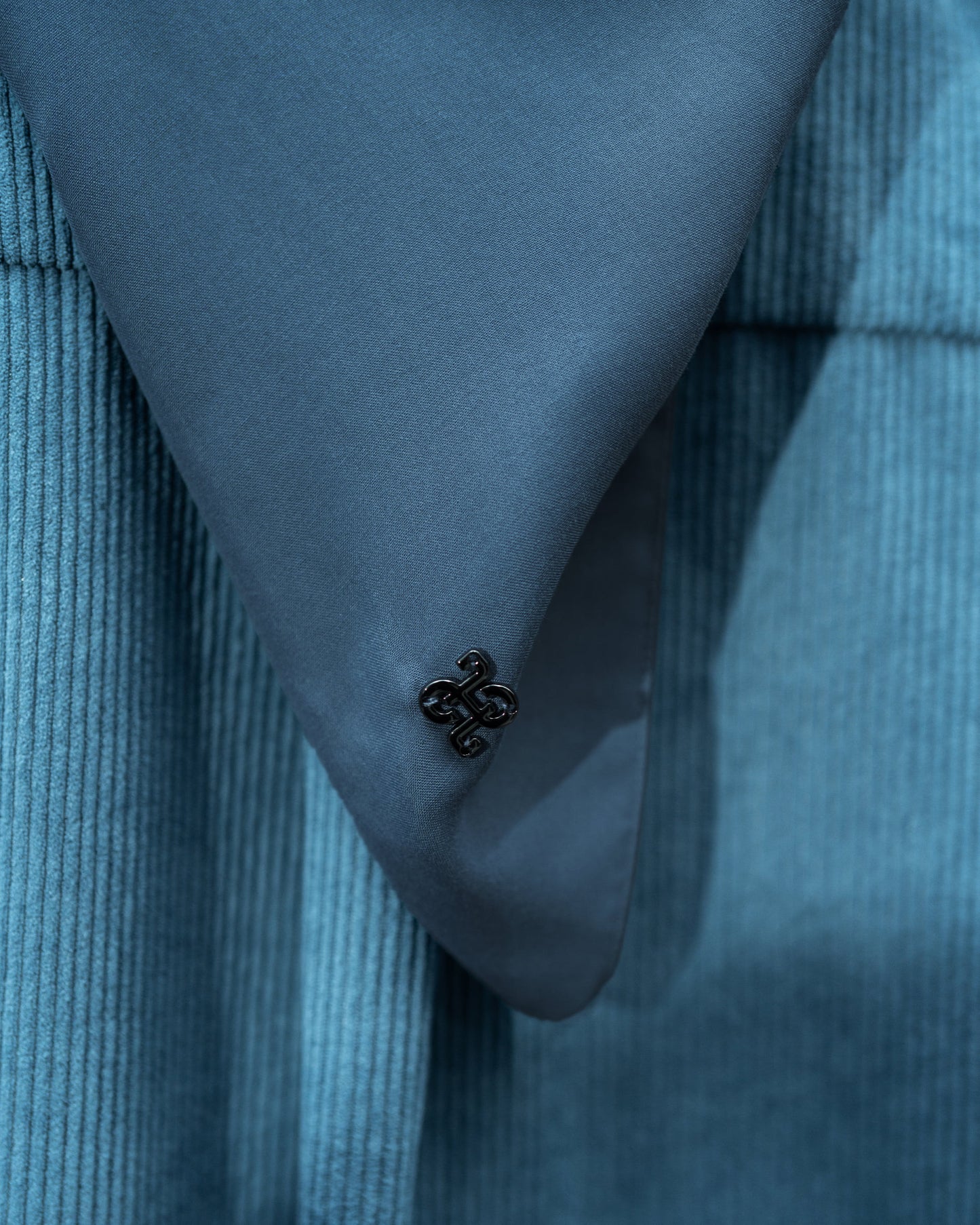 HL Voal Iron Black Logo