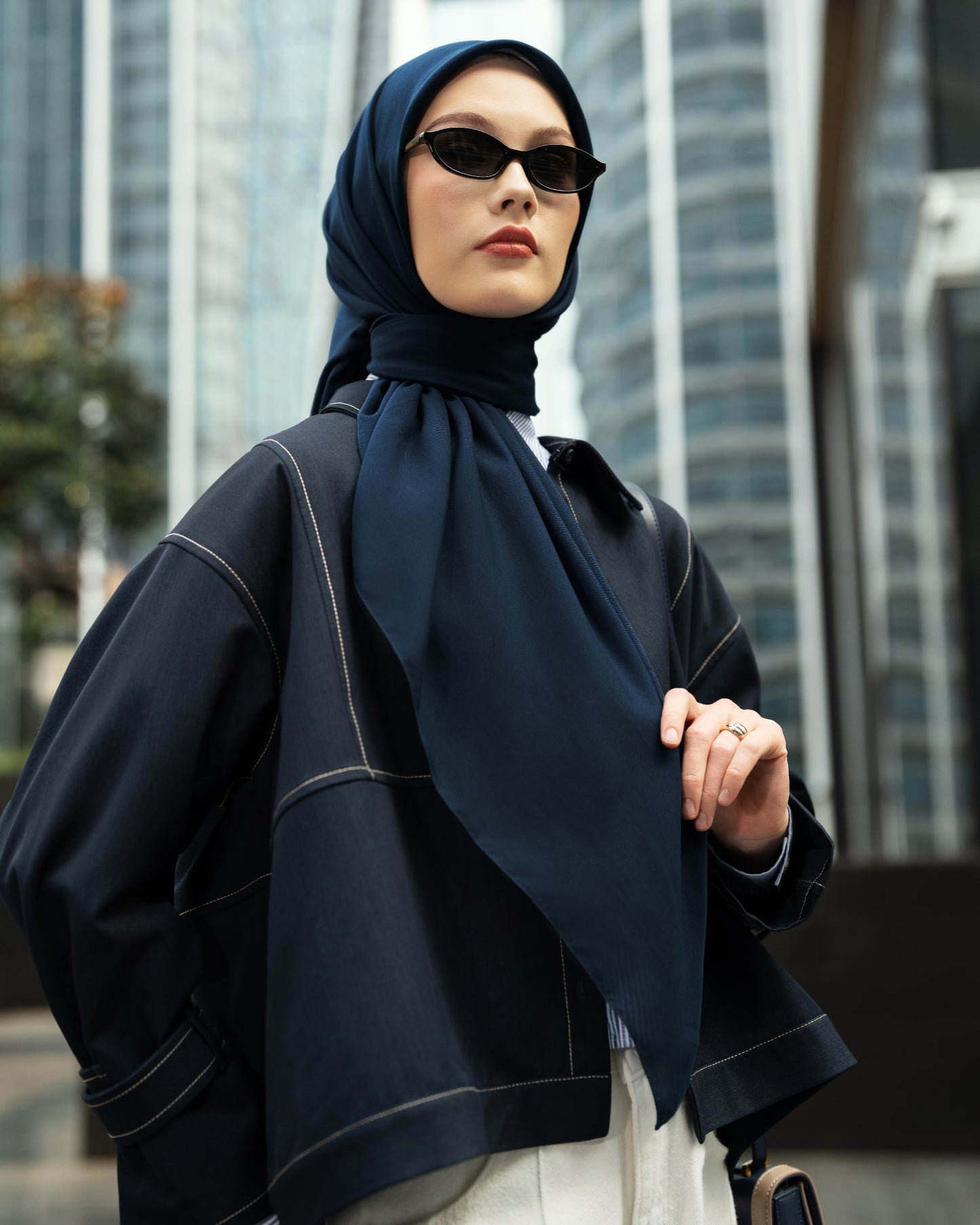 HL Voal Iron Black Logo