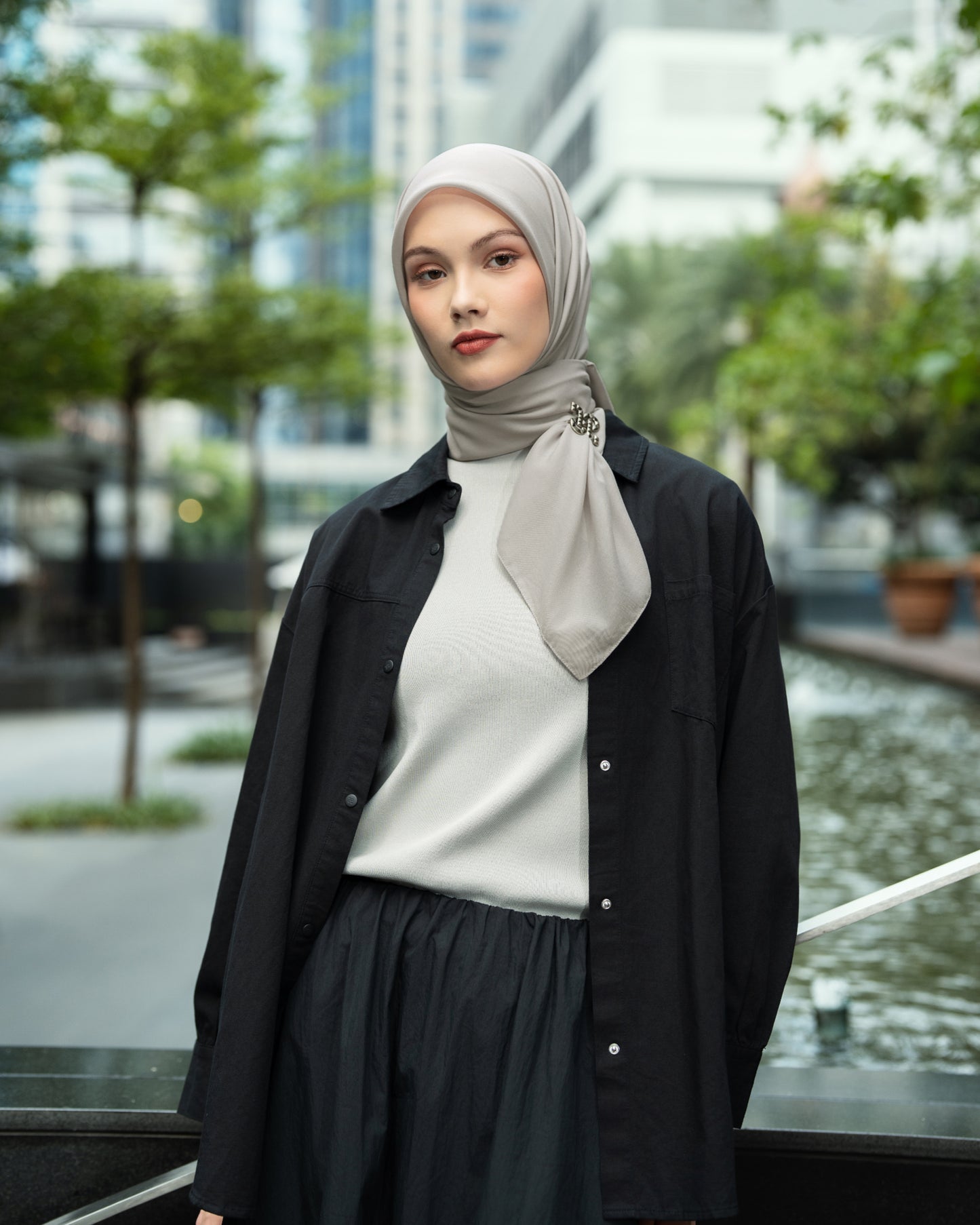 HL Voal Iron Black Logo