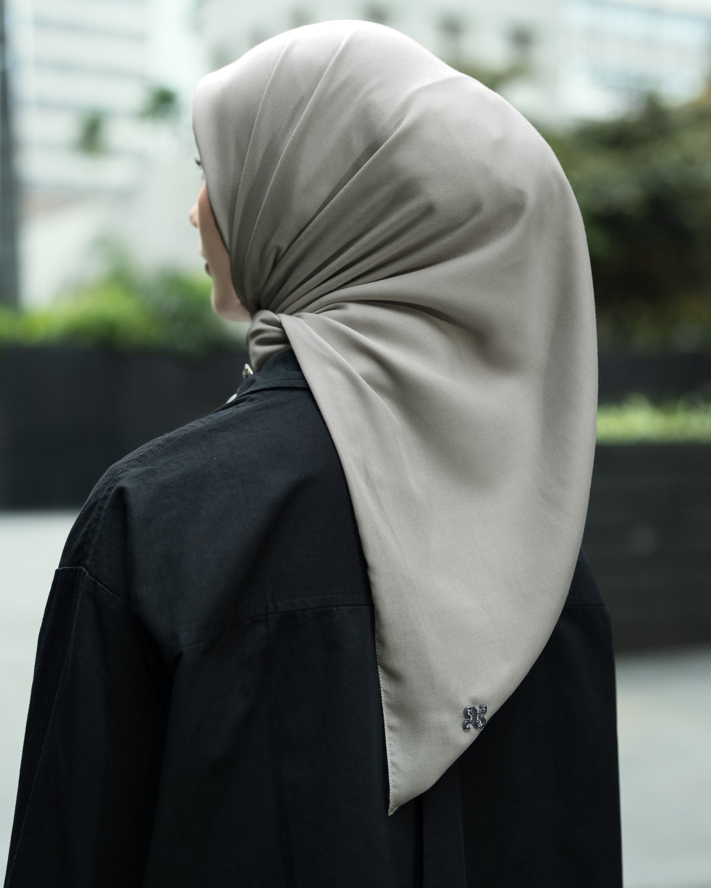 HL Voal Iron Black Logo